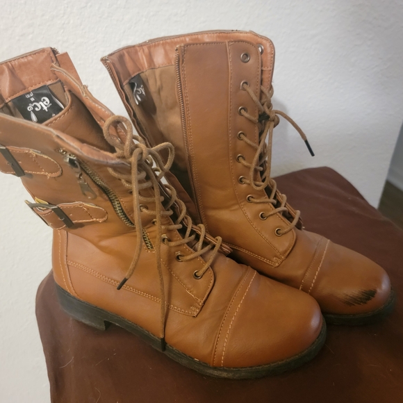 14 Pairs Of Size 7-8 Womens Shoes, Sandals, And Boots - Picture 3 of 11